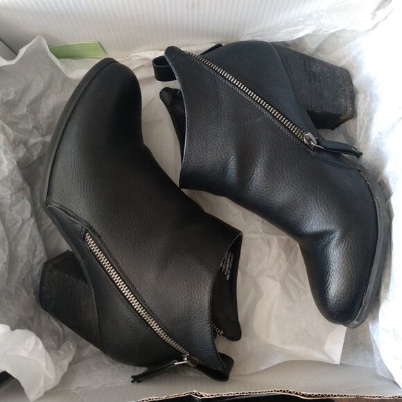 TORRID Side Zip Heel Bootie (WW) - Picture 4 of 8